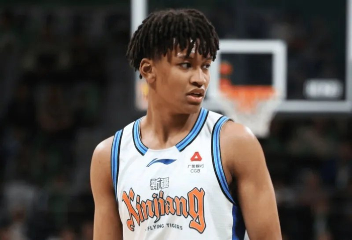 足球-新疆这两小将潜力无限！防守拉满可成大闸，冯傲还展现出色串联！|新疆男篮|比赛|青年队|球员|球队_新浪体育_新浪新闻